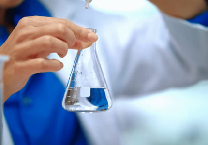 Колба с прозрачной жидкостью